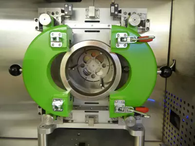 Vue de face d'un autoclave d'une machine de nettoyage au co2 supercritique Dense Fluid Degreasing